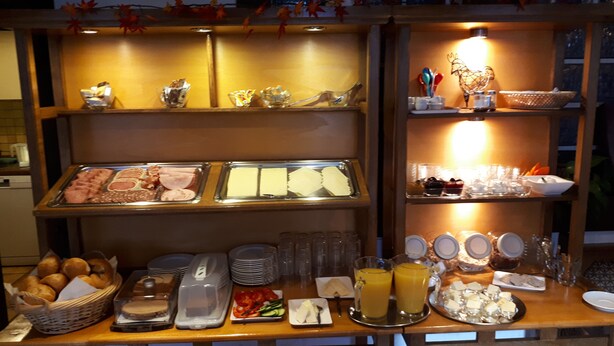 A buffet setup with various food items and beverages. - Pension Elisabeth (Cochem)