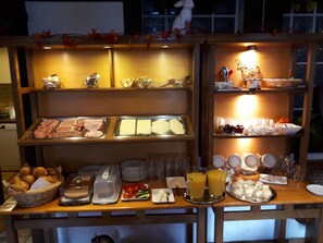 Een buffet met verschillende soorten eten en drinken.