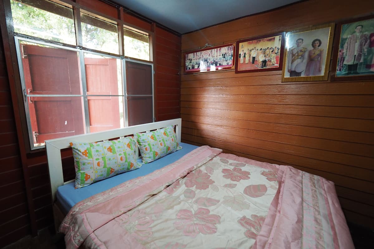 Standard Fan Room and Shared Bathroom | Camas extra