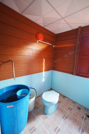 Mixed Dormitory with Fan and Shared Bathroom  | Bathroom | Free toiletries, hair dryer, towels - Ram Yai Homestay - Hostel (Sukhothai)