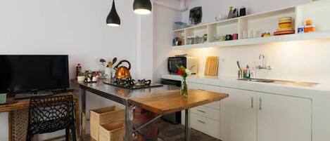 Apartamento conforto, 2 camas Queen, sacada | Cozinha privada | Geladeira, micro-ondas, cooktop, cafeteira/chaleira