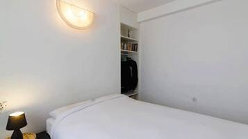 Grand appartement, op benedenverdieping | 1 slaapkamer, een bureau, een strijkplank/strijkijzer, gratis wifi