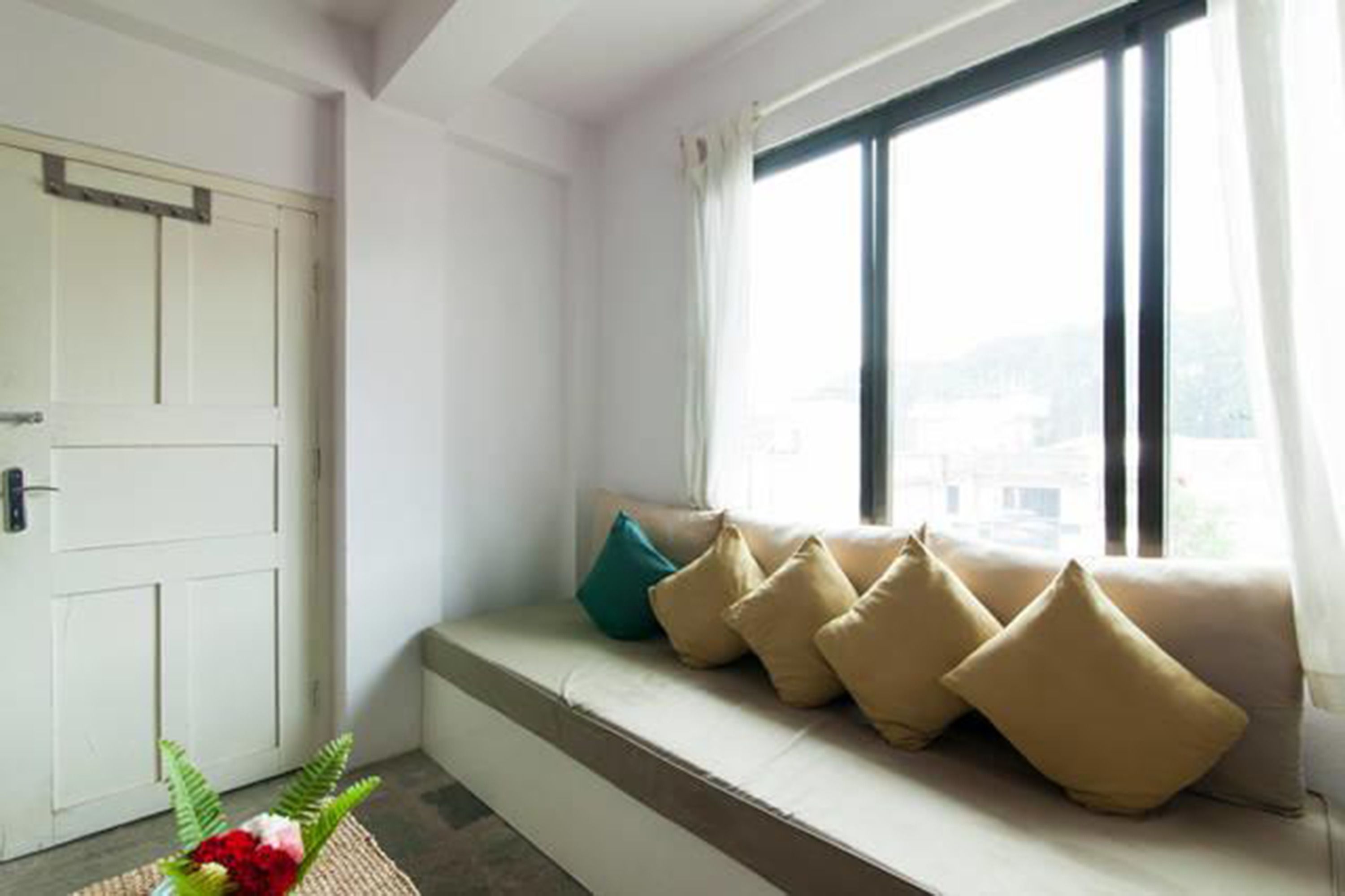 Comfort Apartment, 2 Queen Beds, Balcony | Lobby sitting area