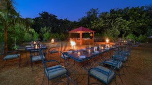 Outdoor dining - Jungle Vilas (Sawai Madhopur)