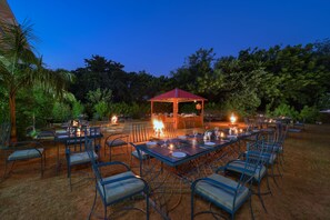 3 間餐廳,供應早餐、午餐和晚餐,當地和國際料理