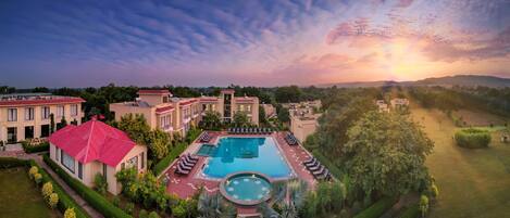 Vista frontal de la propiedad