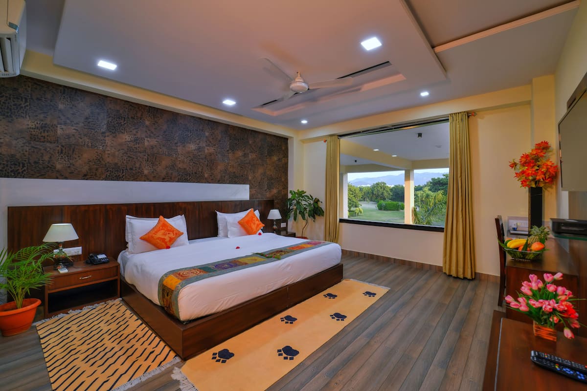 Deluxe Room, 1 King Bed, Pool View | 1 bedroom, Egyptian cotton sheets, premium bedding, pillow-top beds