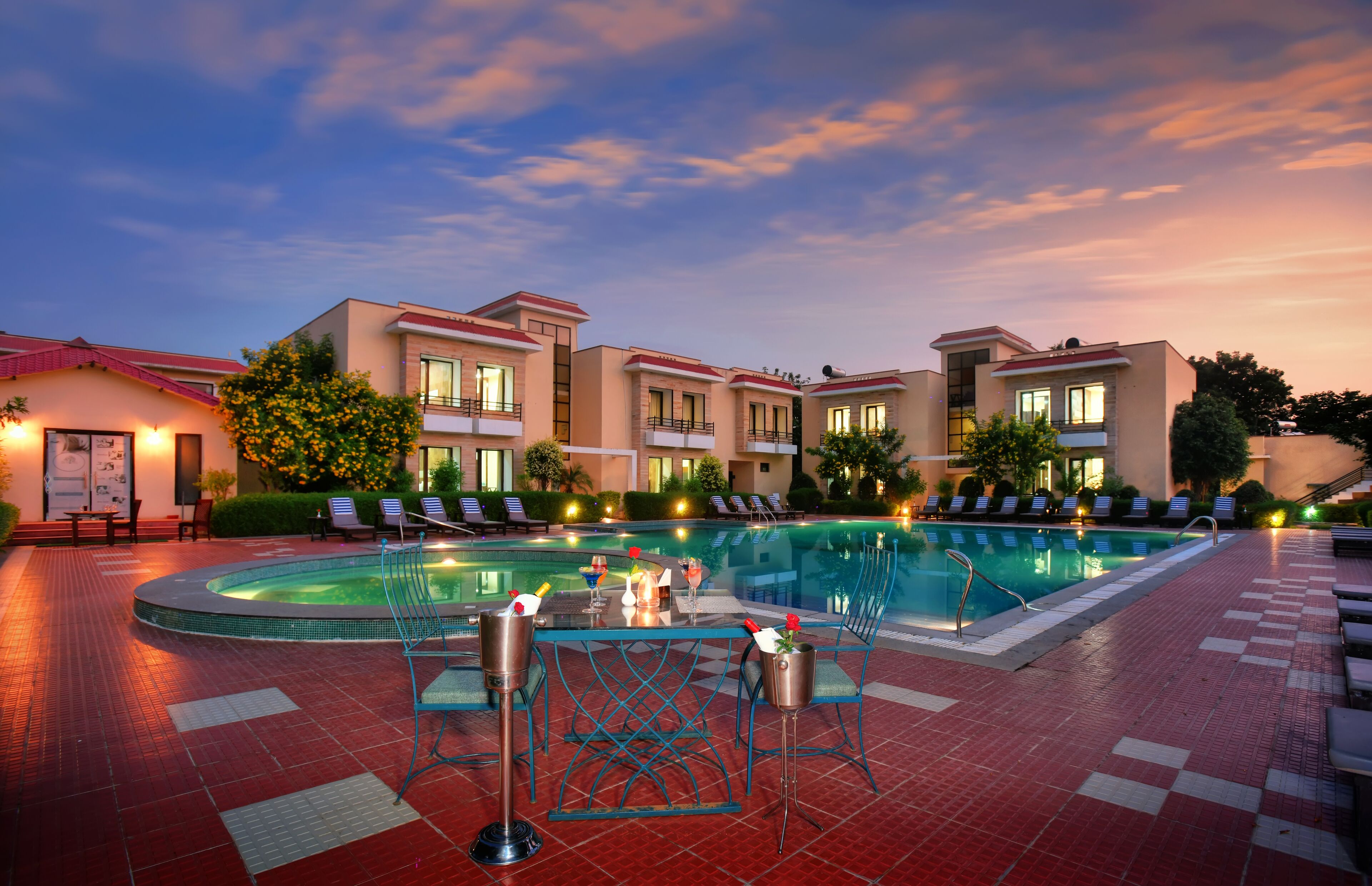 Een buitenzwembad, parasols voor strand/zwembad