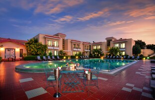 Outdoor pool, pool umbrellas, sun loungers