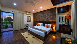 Premium Room, 1 King Bed, Garden View | 1 bedroom, Egyptian cotton sheets, premium bedding, pillow-top beds