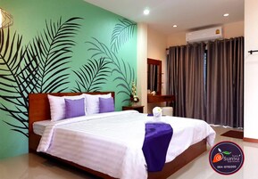 Decoración personalizada, cortinas blackout, wifi gratis y ropa de cama 