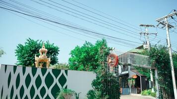 Vista frontal de la propiedad