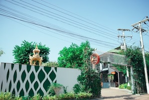 Vista frontal de la propiedad