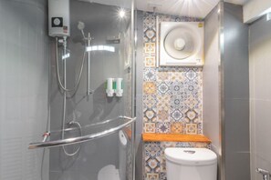 Shower, free toiletries - 4Share Hostel (Bangkok)