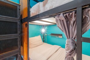 Free wired internet - 4Share Hostel (Bangkok)
