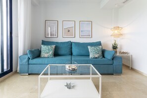 TV - Decorated in modern style, with wifi free, International channels, BBQ, children's area, - only families (Playa de Gandía)