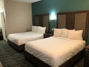 舒适双人房, 2 张大床 | 高档床上用品、办公桌、免费 WiFi