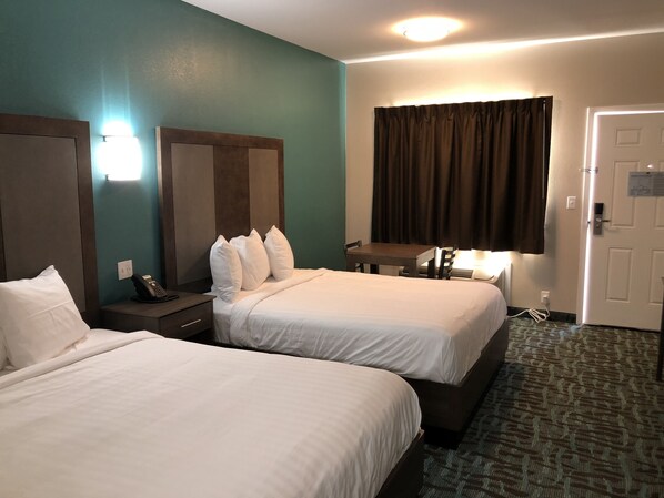 舒适双人房, 2 张大床 | 高档床上用品、办公桌、免费 WiFi