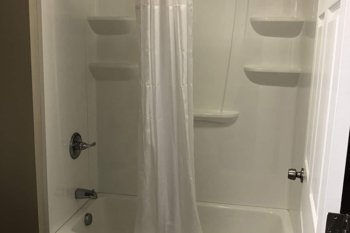 combined shower/bathtub, free toiletries, towels