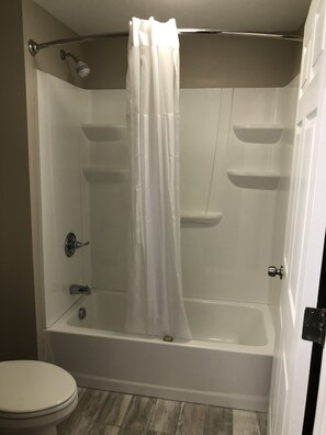 淋浴/盆浴组合、免费洗浴用品、毛巾