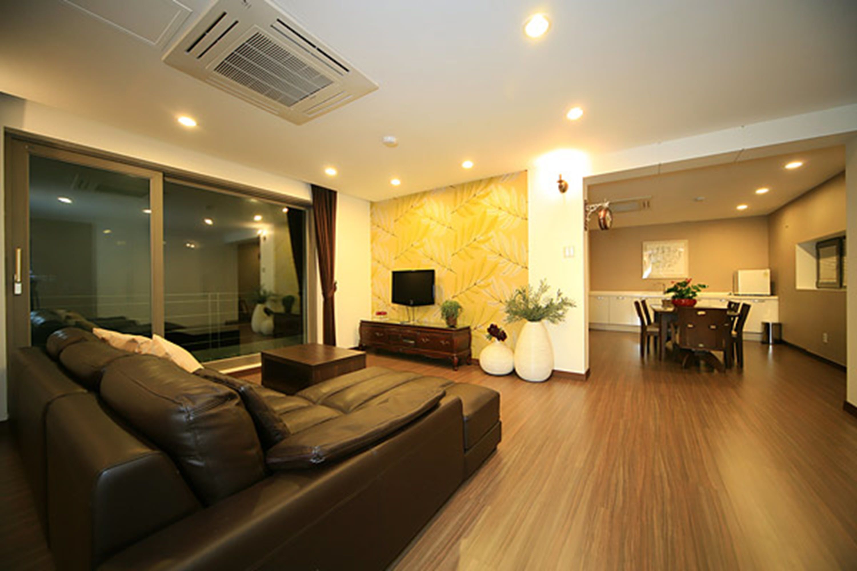 #401 | Living area | Flat-screen TV