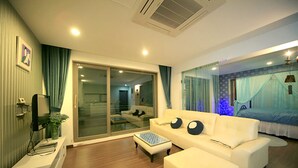 #402 | Living area | Flat-screen TV - Pyeongchang The Sky Forest (Pyeongchang)