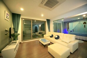 #402 | Living area | Flat-screen TV - Pyeongchang The Sky Forest (Pyeongchang)