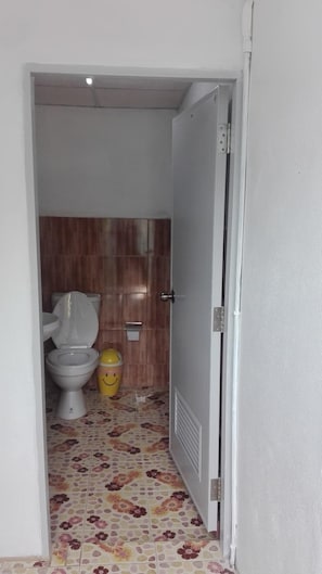 Standard Double Room with Air Condition Private Bathroom | Bathroom | Shower, free toiletries, towels - Ruamjai Homestay (Sukhothai)