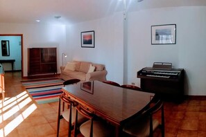 TV, books - Charming 3 bedroom flat in the city centre (Santa Cruz de Tenerife)