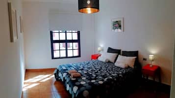3 slaapkamers, een strijkplank/strijkijzer, wifi, beddengoed