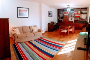 TV, books - Charming 3 bedroom flat in the city centre (Santa Cruz de Tenerife)