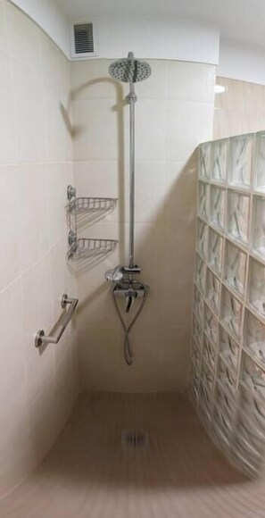 Badewanne, Haartrockner, Handtücher