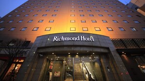 Un edificio de hotel alto con un letrero que dice 'Richmond Hotel' en la parte superior.