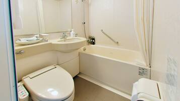 Ein Badezimmer mit Toilette, Waschbecken und Badewanne.
