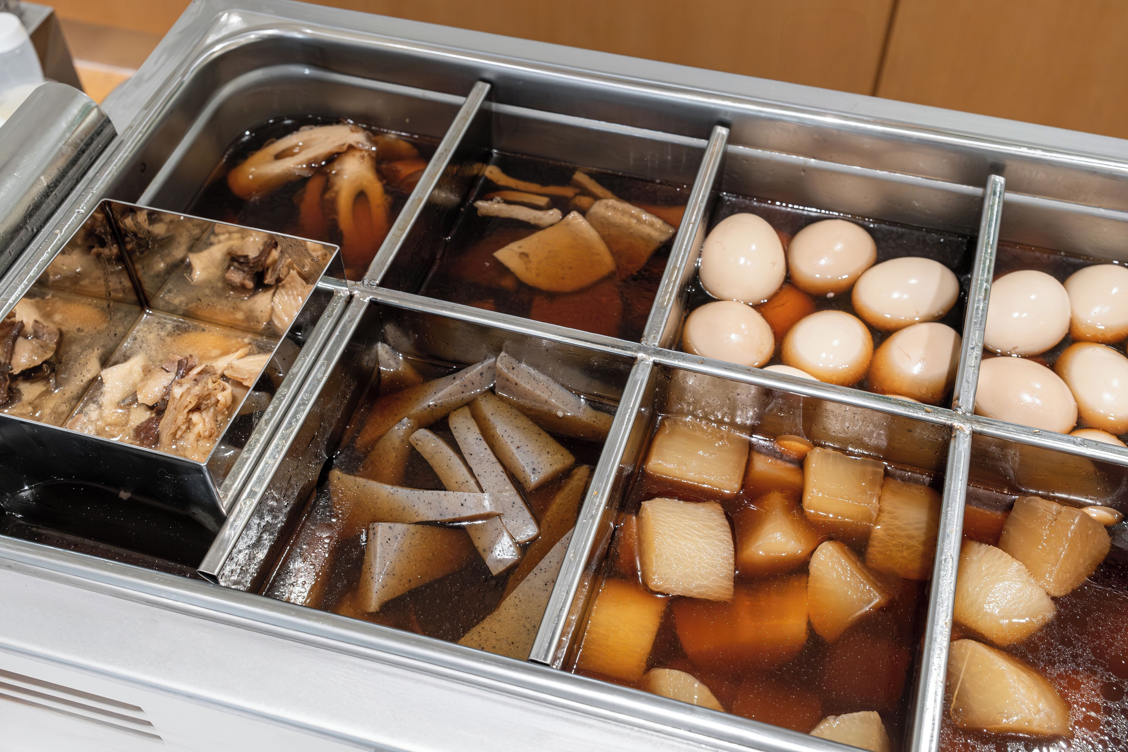 Een buffet met diverse gerechten, waaronder tofu, champignons en eieren.