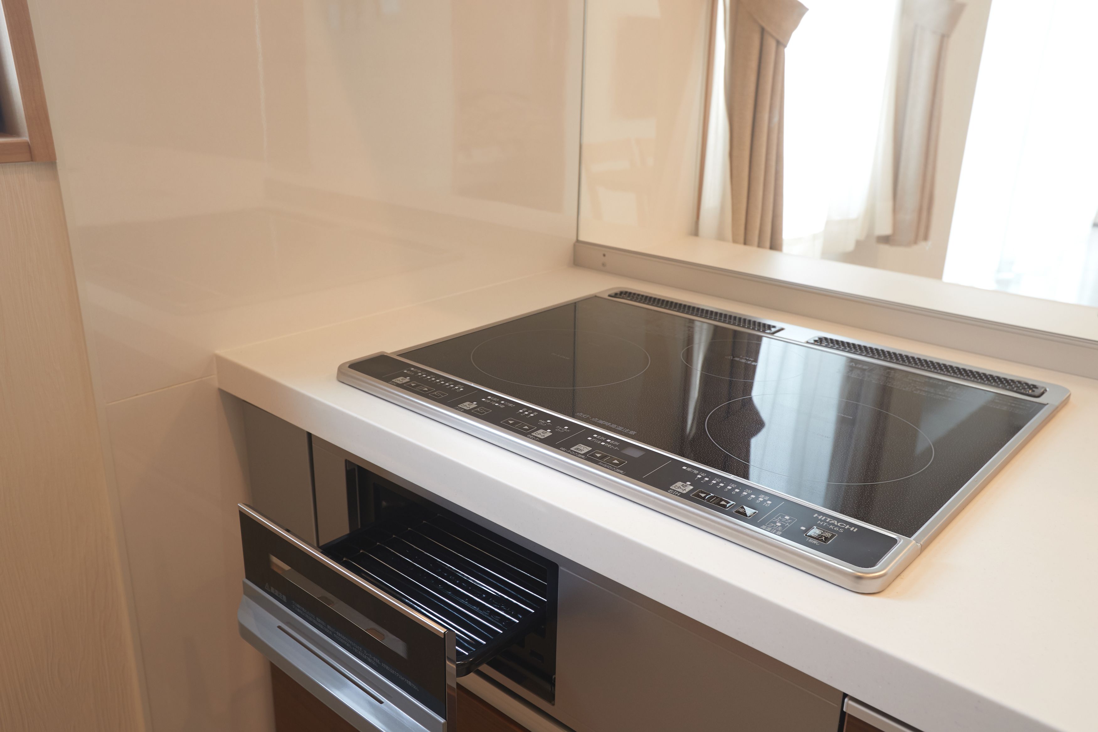 Una cocina moderna con placa de inducción y horno integrados.