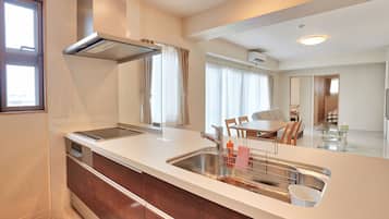 Family Room, 3 Bedrooms | Private kitchenette | Fridge, microwave, electric kettle, cookware/dishes/utensils