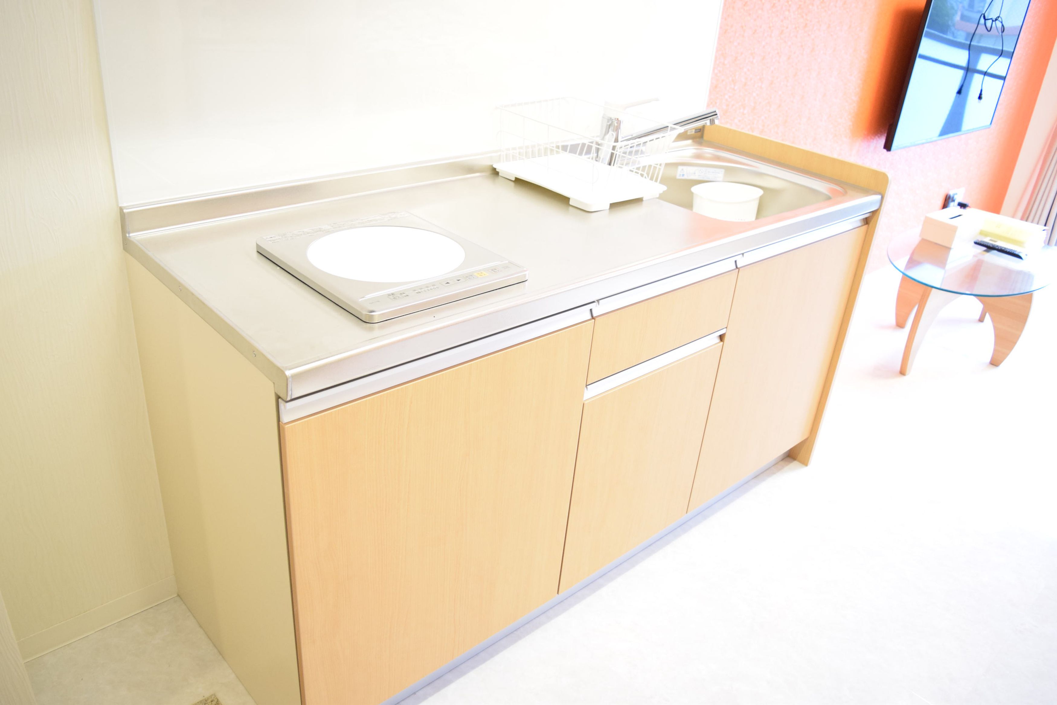 Un bagno moderno con un piano di lavoro color beige, un lavandino e una bilancia.