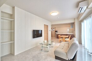 Familjerum - 3 sovrum | Vardagsrum | Platt-tv