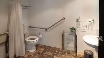 Comfort Studio, 1 Bedroom, Accessible, Non Smoking | Bathroom | Shower, free toiletries, towels