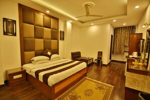 Superior Double Room, 1 Queen Bed, Refrigerator | Premium bedding, desk, soundproofing, free WiFi - Hotel Parkway Deluxe (New Delhi)