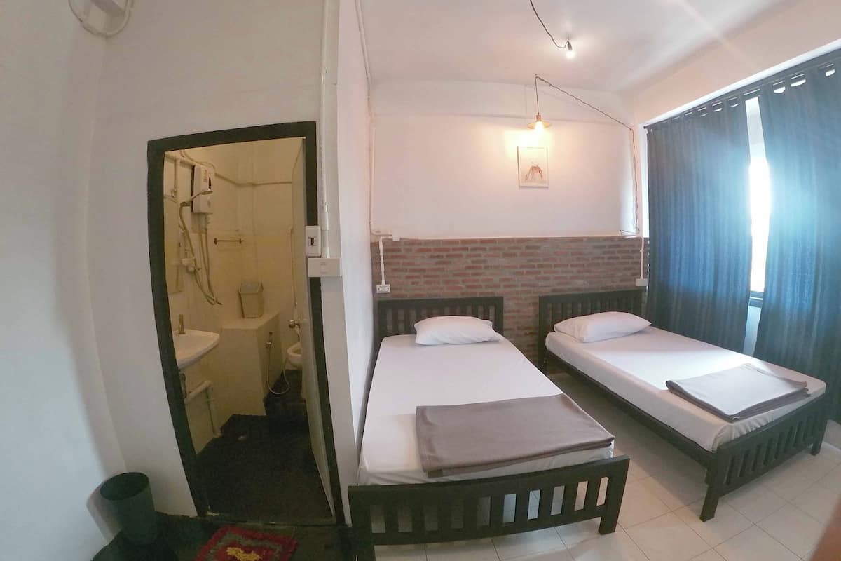 Standard Triple Room with Air-conditioner | Skrivbord, mörkläggningsgardiner, gratis wi-fi och sängkläder