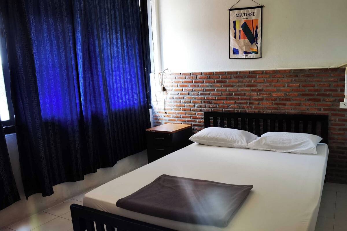 Standard Double Room with Air-conditioner | 책상, 암막 커튼, 무료 WiFi, 침대 시트