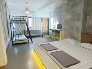 패밀리 공용 도미토리 | 책상, 암막 커튼, 무료 WiFi, 침대 시트