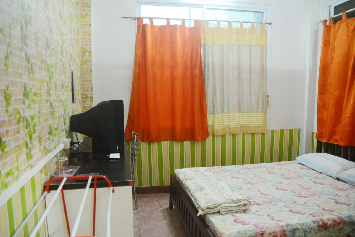 Standard Double Room with Fan | Skrivbord, mörkläggningsgardiner, gratis wi-fi och sängkläder