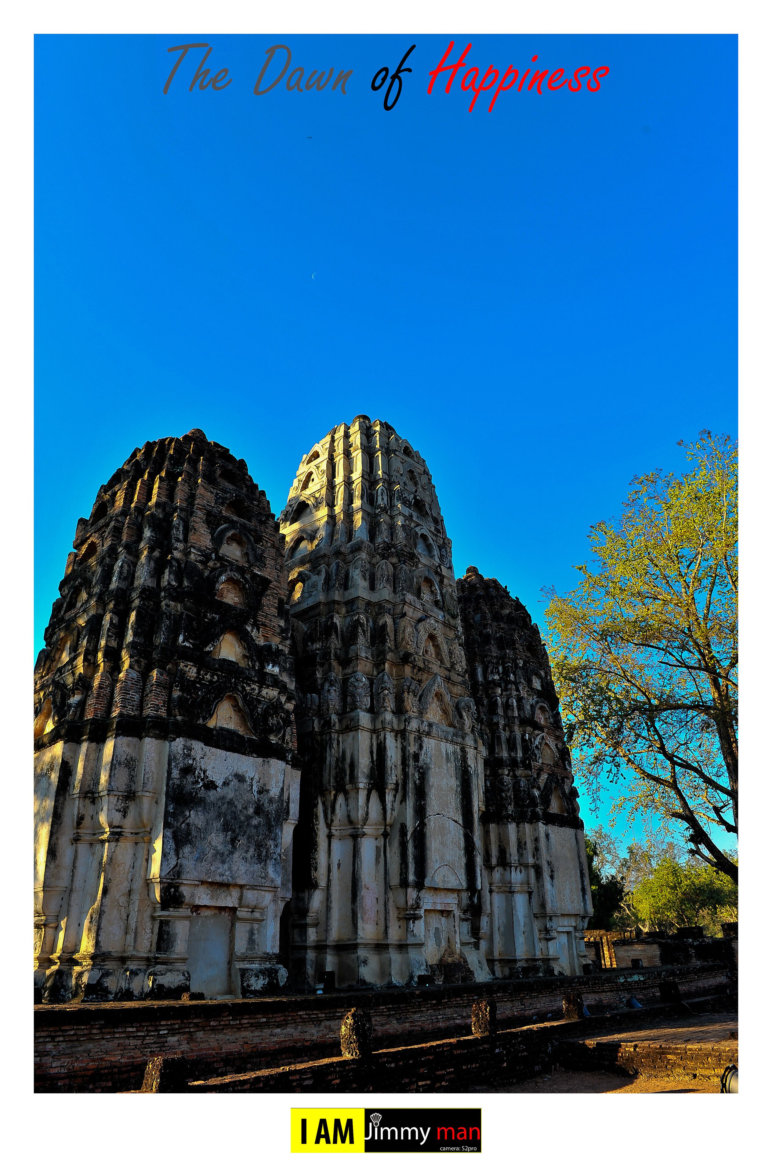 Un templo grande y antiguo con intrincadas esculturas y múltiples torres, sobre un cielo azul despejado.