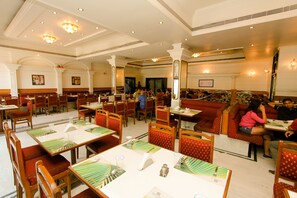 2 restaurants, breakfast, lunch, dinner served; international cuisine  - Hotel Ballal Residency (Bengaluru)