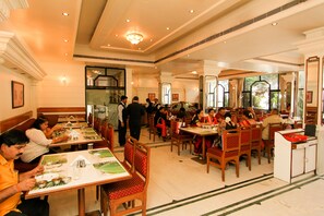2 restaurants, breakfast, lunch, dinner served; international cuisine - Hotel Ballal Residency (Bengaluru)