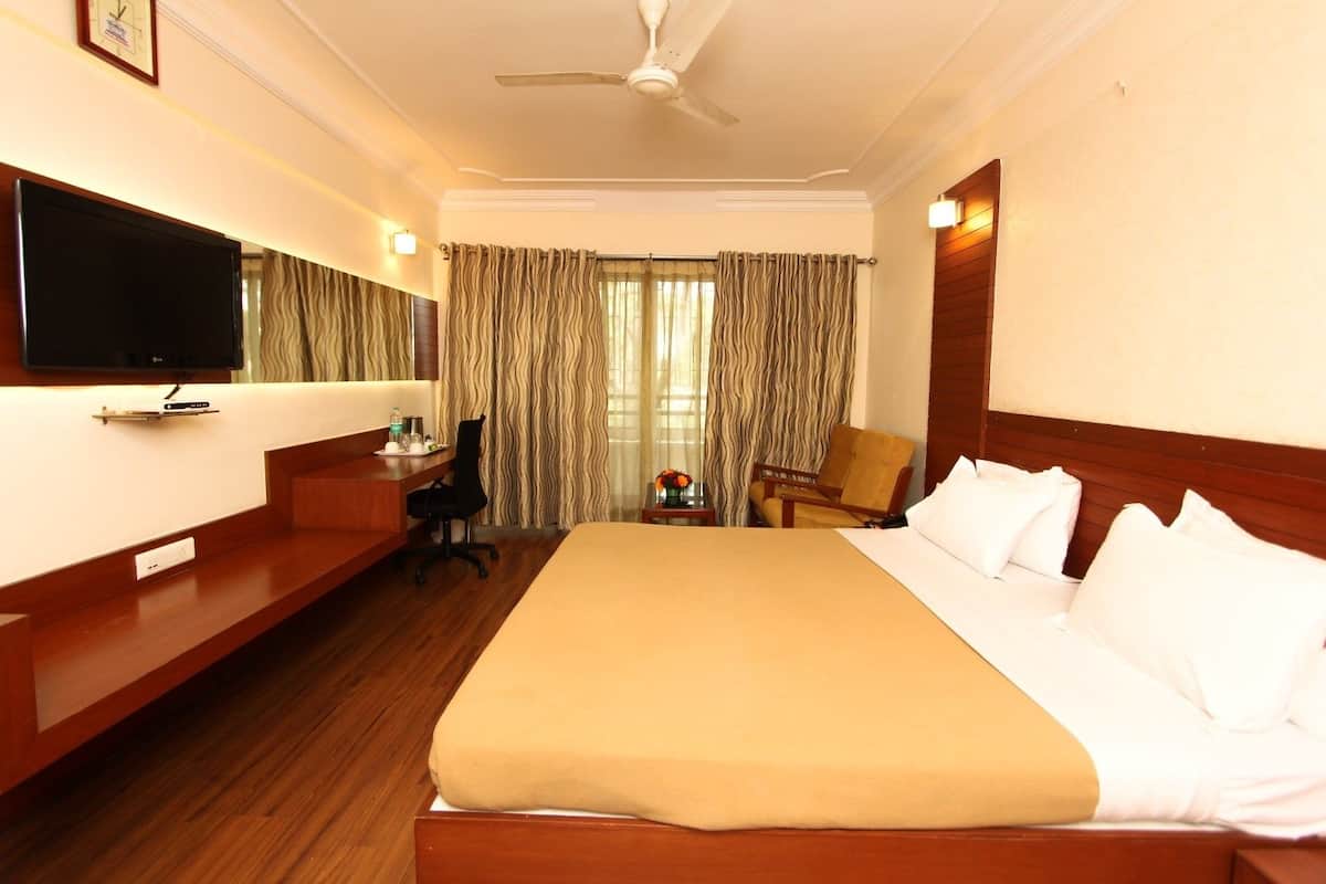 Deluxe Double Room, 1 Bedroom, Bathtub, Garden View | In-room safe, desk, soundproofing, rollaway beds (surcharge)