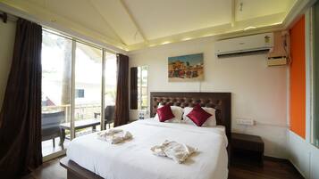 Cottage Deluxe, 1 letto queen, vista mare parziale | Area soggiorno | TV a schermo piatto